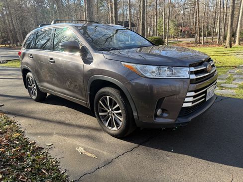 Used 2017 Toyota Highlander XLE image 1