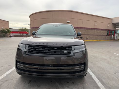 Used 2024 Land Rover Range Rover Long Wheelbase SE image 2