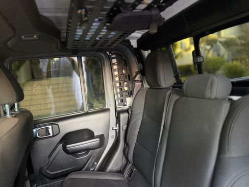 Used 2021 Jeep Gladiator Sport image 10