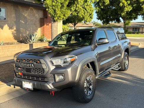Used 2019 Toyota Tacoma TRD Off-Road AWD/4WD image 5