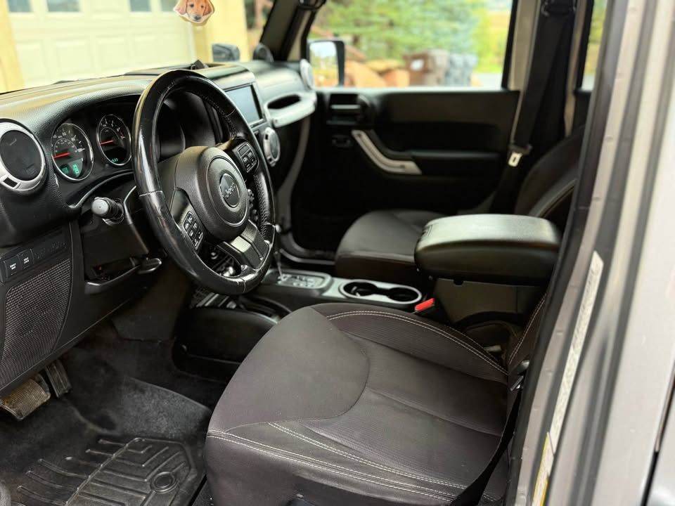 Used 2014 Jeep Wrangler Unlimited Rubicon w/ Connectivity Group AWD/4WD image 17