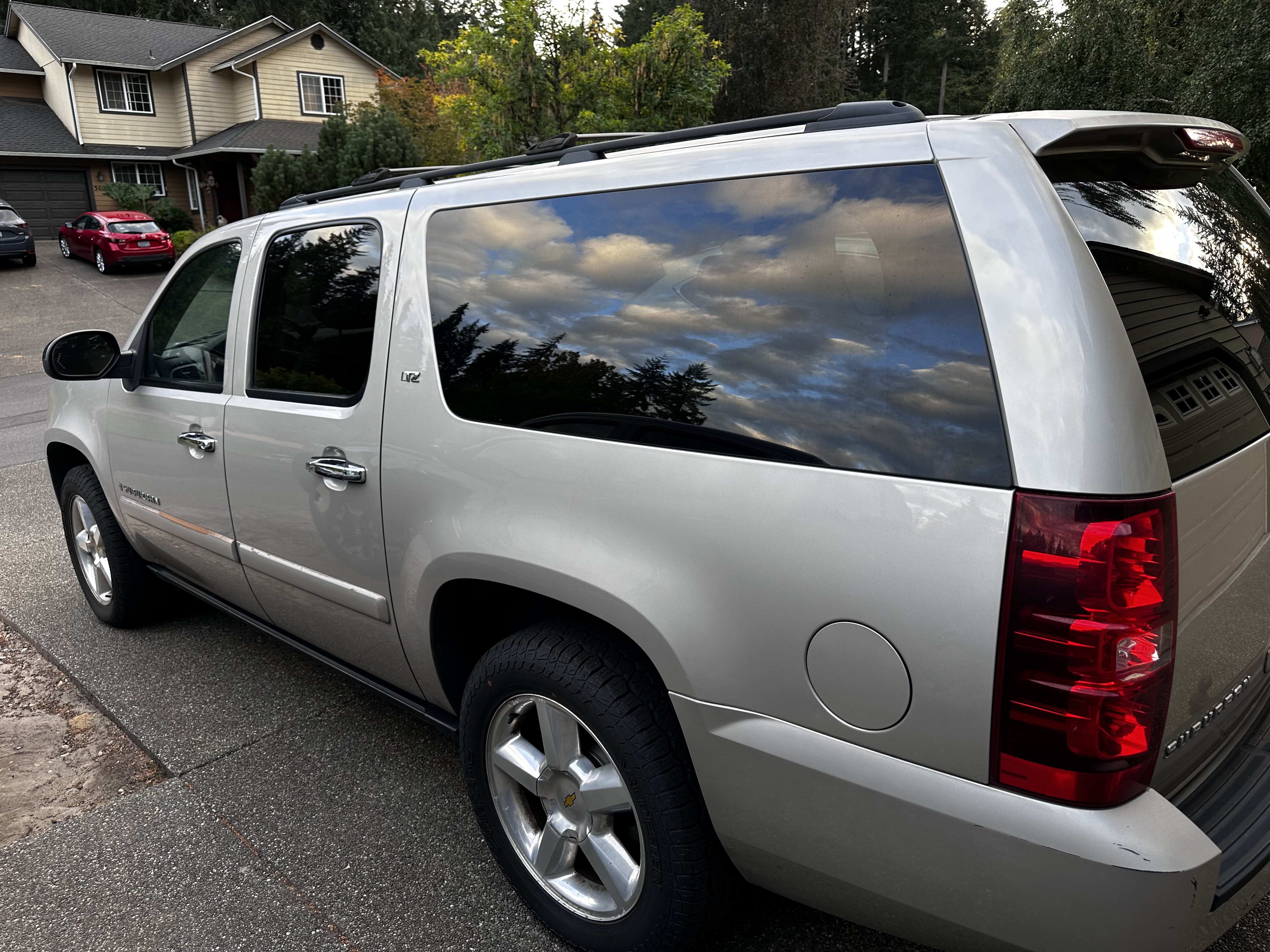 Used 2007 Chevrolet Suburban LTZ w/ LTZ Preferred Equipment Group AWD/4WD image 2