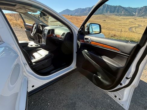 Used 2012 Jeep Grand Cherokee Overland image 14