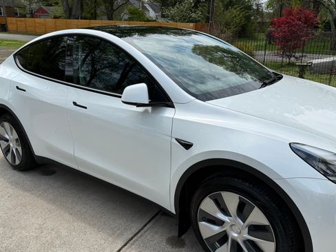 Used 2021 Tesla Model Y Long Range image 2