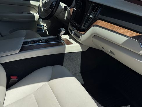 Used 2021 Volvo XC60 T5 Momentum w/ Premium Package image 8