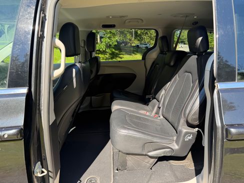 Used 2019 Chrysler Pacifica Touring-L FWD image 13