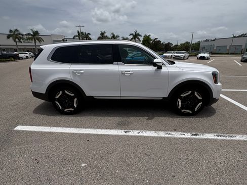 Used 2023 Kia Telluride S FWD image 5