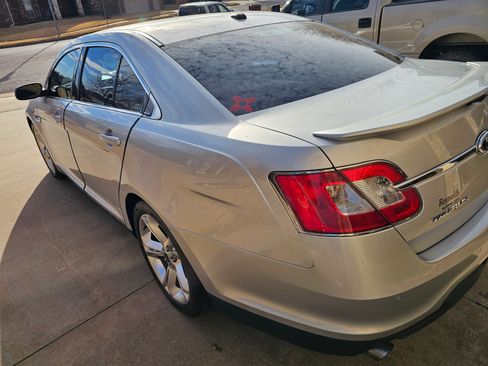 Used 2010 Ford Taurus SHO image 12