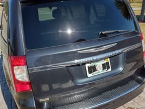 Used 2014 Chrysler Town & Country Touring image 12