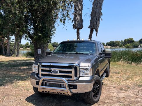 Used 2006 Ford F350 Lariat AWD/4WD image 2