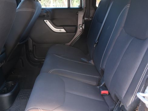 Used 2017 Jeep Wrangler Unlimited Rubicon w/ Connectivity Group image 21