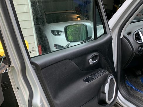 Used 2019 Jeep Renegade Latitude FWD image 17