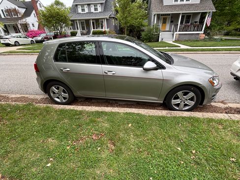 Used 2017 Volkswagen Golf Wolfsburg Edition FWD image 2