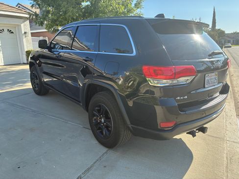 Used 2017 Jeep Grand Cherokee Laredo image 4