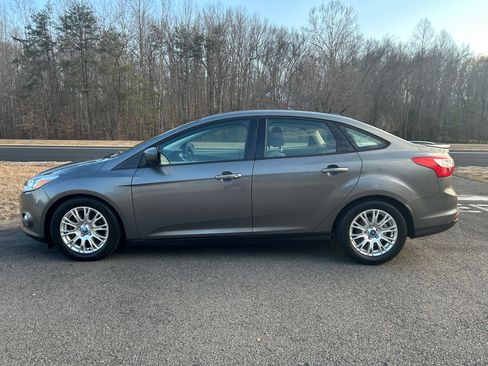 Used 2012 Ford Focus SE image 1