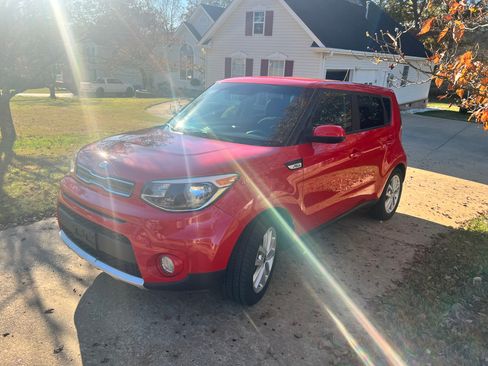 Used 2018 Kia Soul + image 2