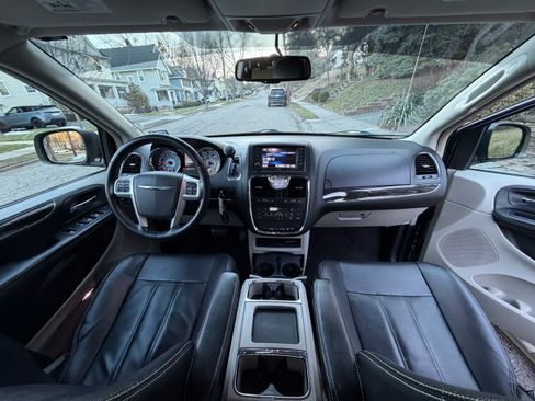Used 2014 Chrysler Town & Country Touring image 20