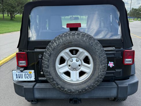 Used 2017 Jeep Wrangler Sport w/ Connectivity Group AWD/4WD image 10
