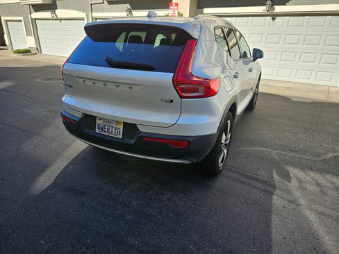 Used 2022 Volvo XC40 T5 Momentum image 5