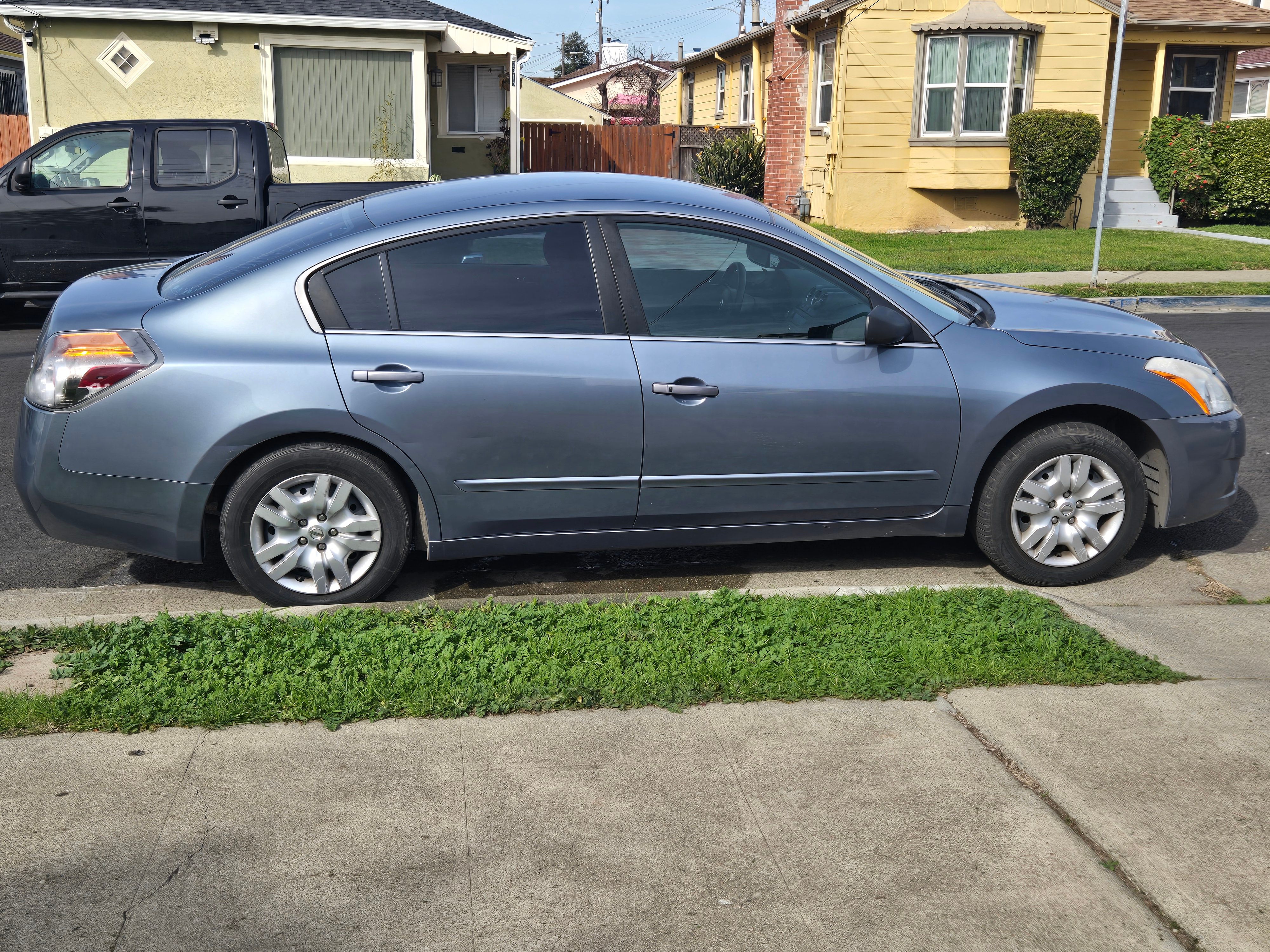 Used 2012 Nissan Altima 2.5 S FWD image 2
