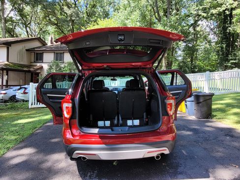 Used 2017 Ford Explorer XLT w/ Equipment Group 202A AWD/4WD image 17