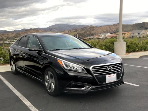 Used 2016 Hyundai Sonata Plug-In Hybrid image 2