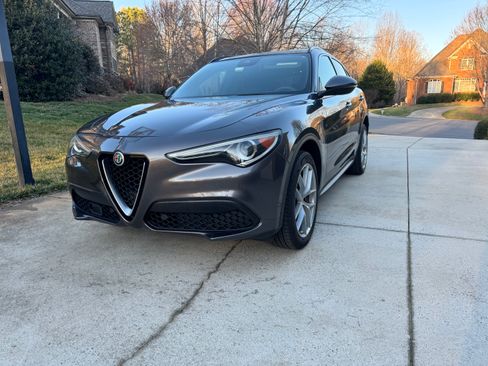 Used 2018 Alfa Romeo Stelvio Ti Sport image 1