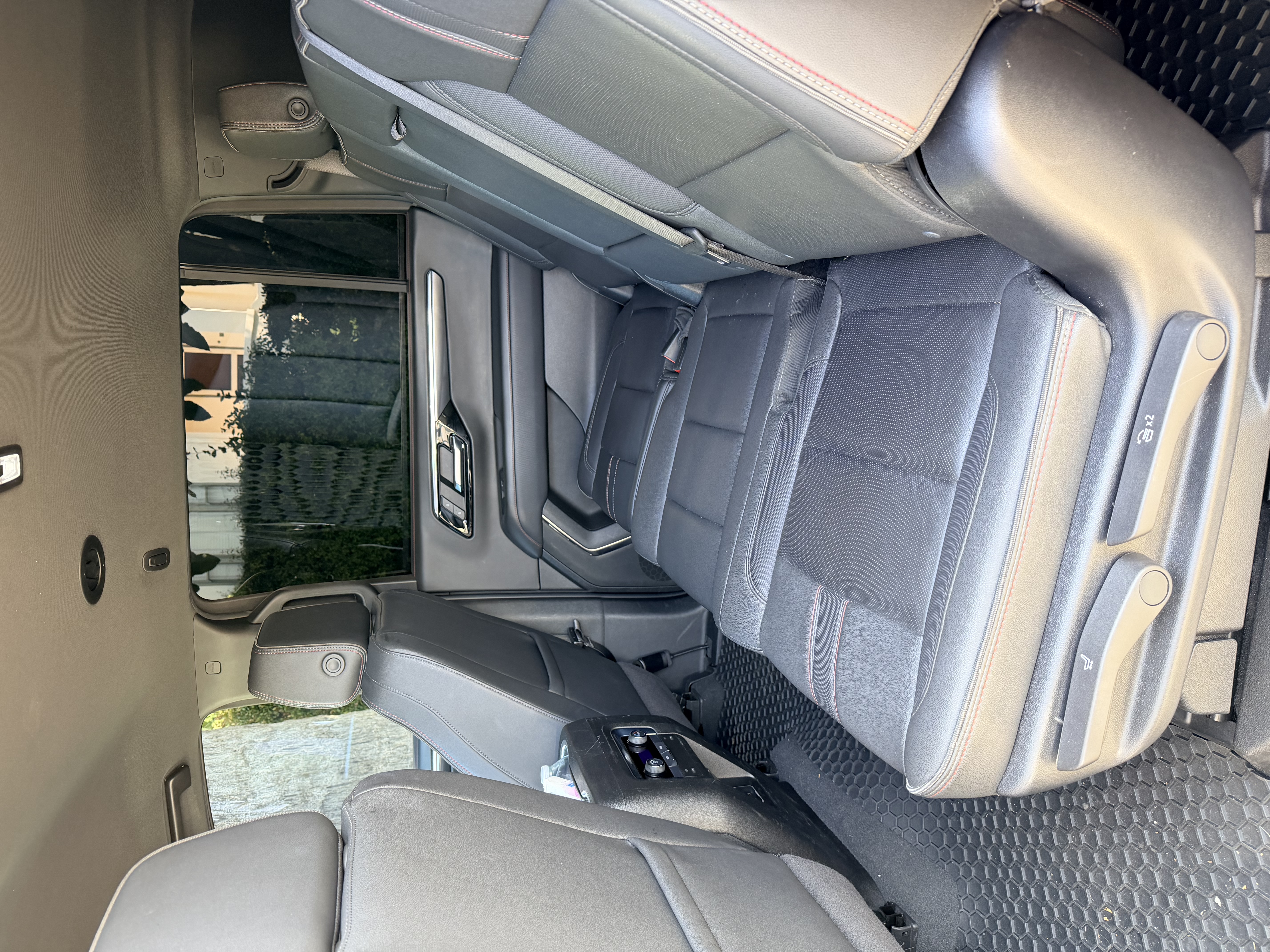 Used 2025 Chevrolet Suburban RST RWD image 13
