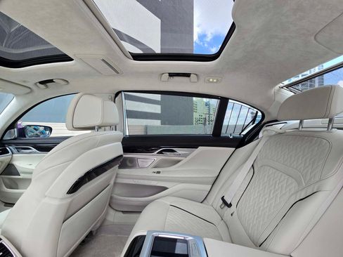 Used 2021 BMW ALPINA B7 xDrive w/ Luxury Rear Seating Package image 19