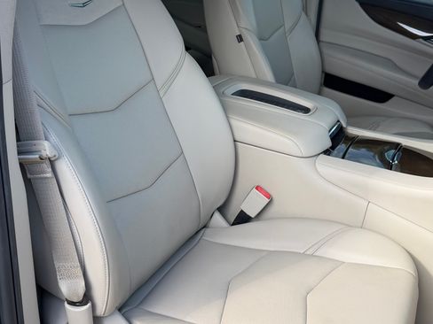 Used 2019 Cadillac Escalade Luxury image 13