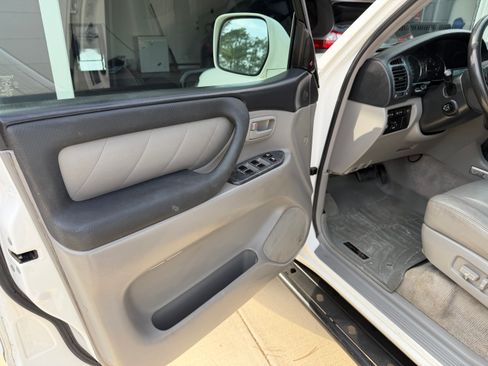 Used 2006 Toyota Land Cruiser image 25