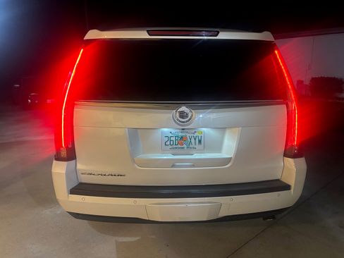 Used 2015 Cadillac Escalade Premium image 4