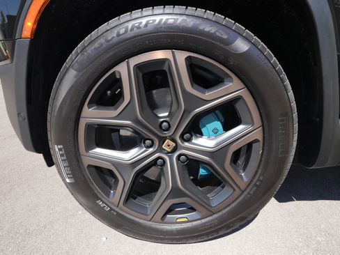 Used 2026 Rivian R1T Premium image 18