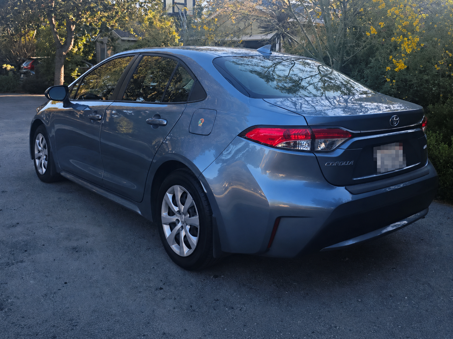 Used 2022 Toyota Corolla LE FWD image 2