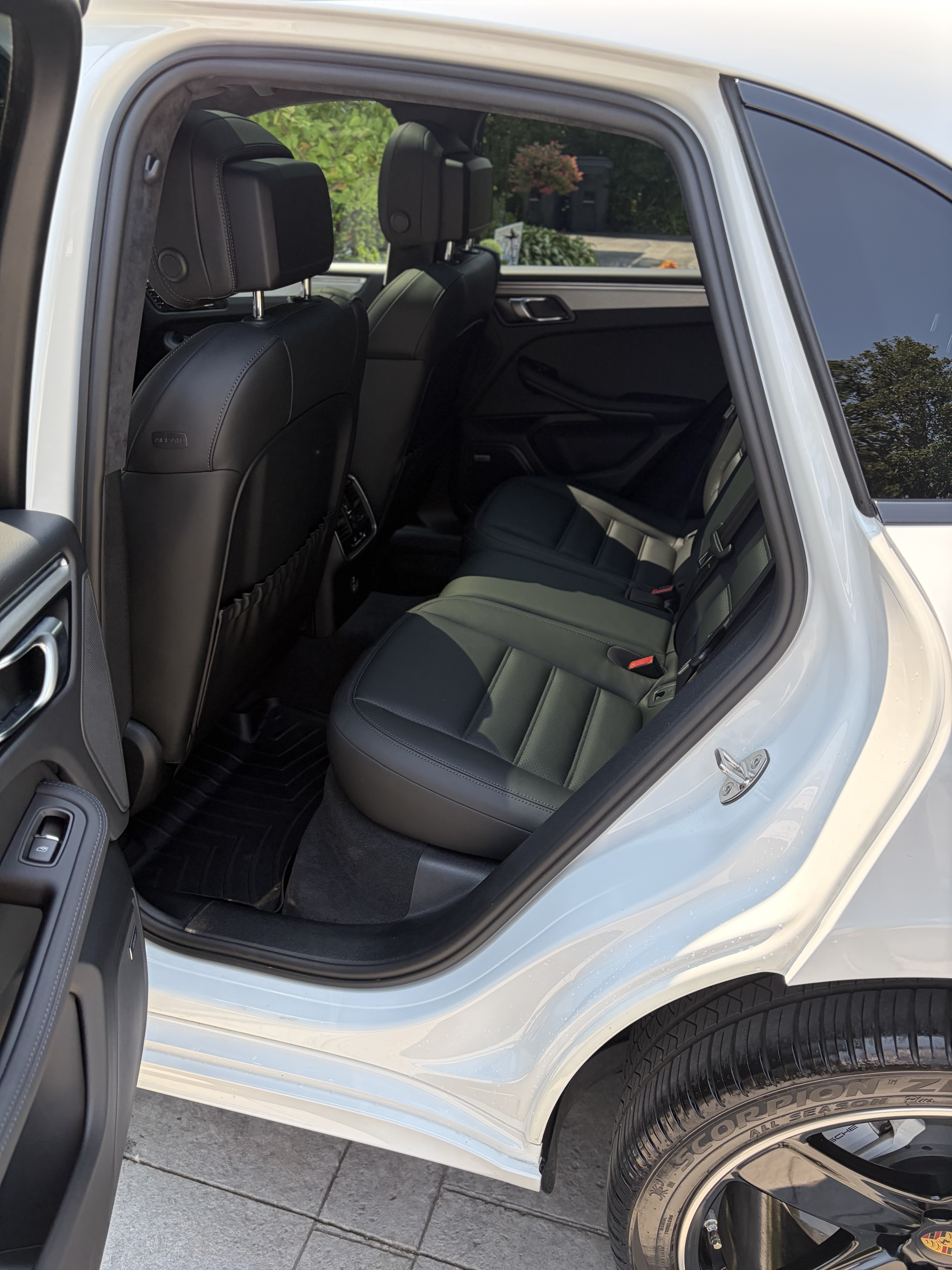 Used 2021 Porsche Macan Turbo AWD/4WD image 19