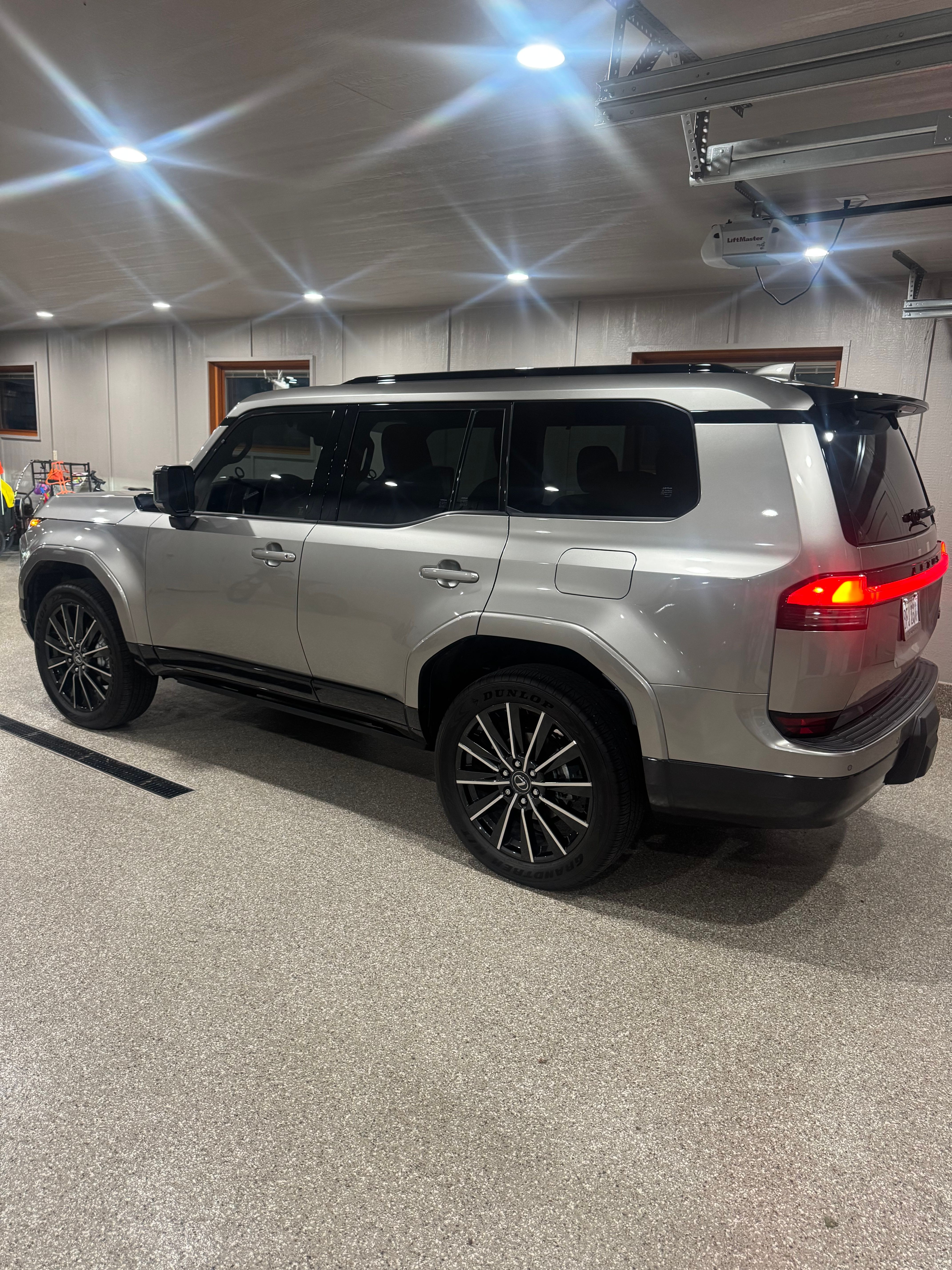 Used 2025 Lexus GX 550 w/ Accessory Package (2T) AWD/4WD image 19