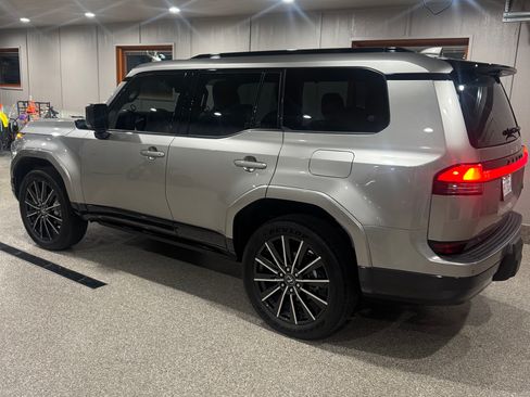 Used 2025 Lexus GX 550 w/ Accessory Package (2T) AWD/4WD image 19