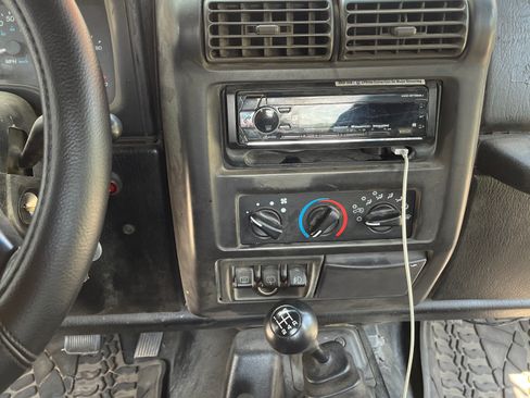 Used 1999 Jeep Wrangler Sahara image 10