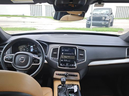Used 2017 Volvo XC90 T6 Momentum w/ Vision Package image 8