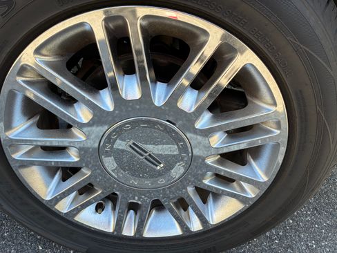 Used 2009 Lincoln Town Car Signature Limited RWD image 15
