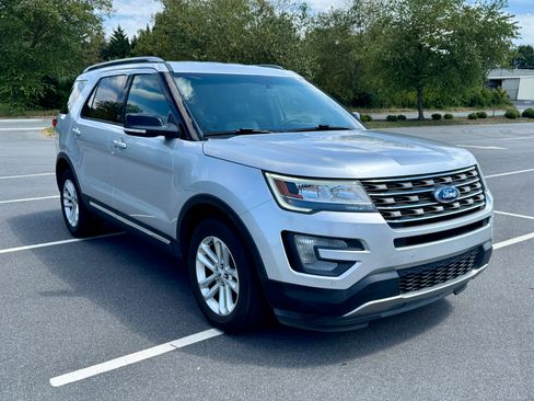 Used 2016 Ford Explorer XLT w/ Equipment Group 202A image 4