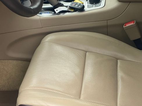 Used 2019 Jeep Grand Cherokee Overland AWD/4WD image 9