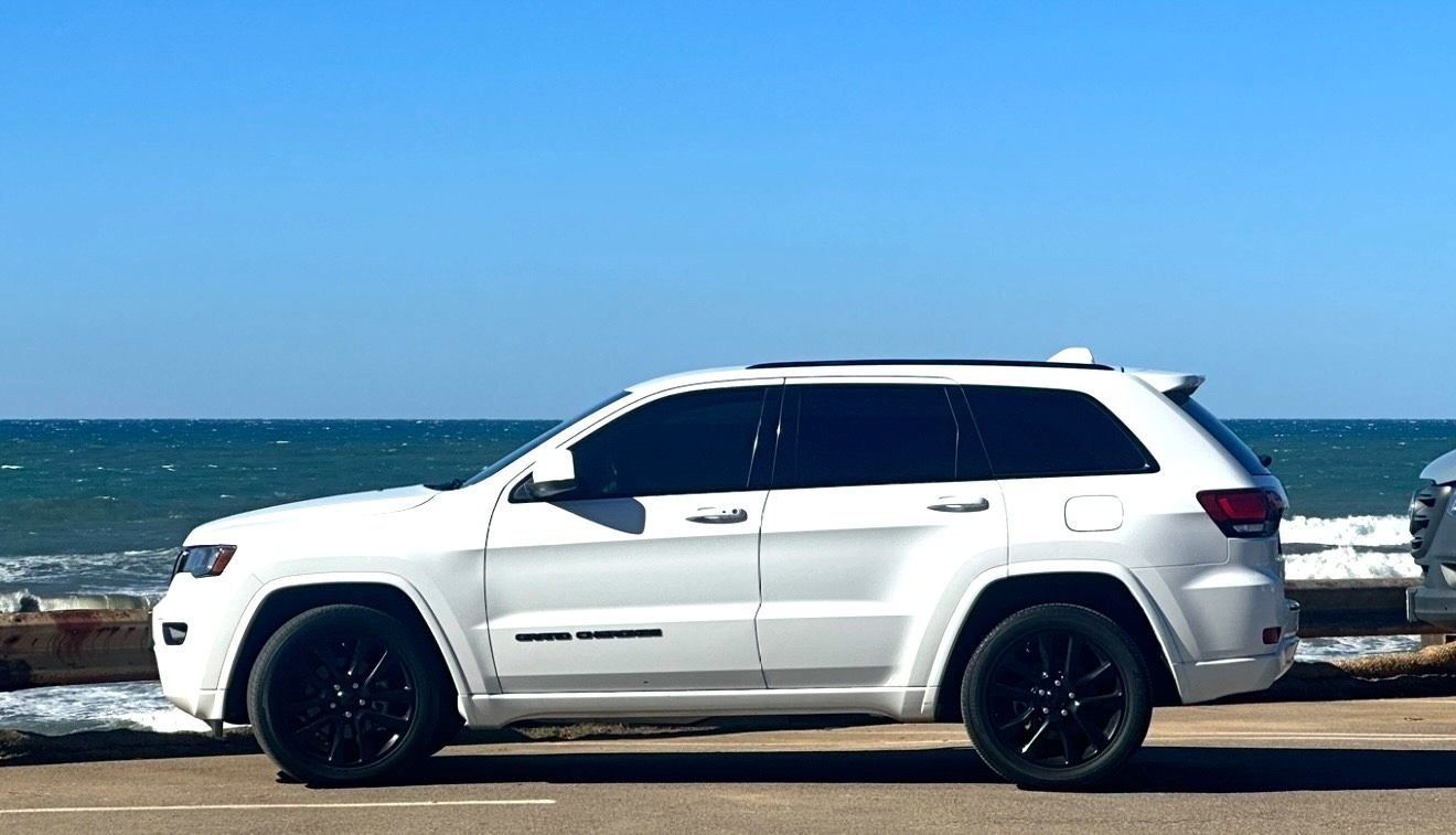 Used 2017 Jeep Grand Cherokee Altitude RWD image 1