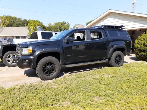 Used 2019 GMC Canyon SLE image 1