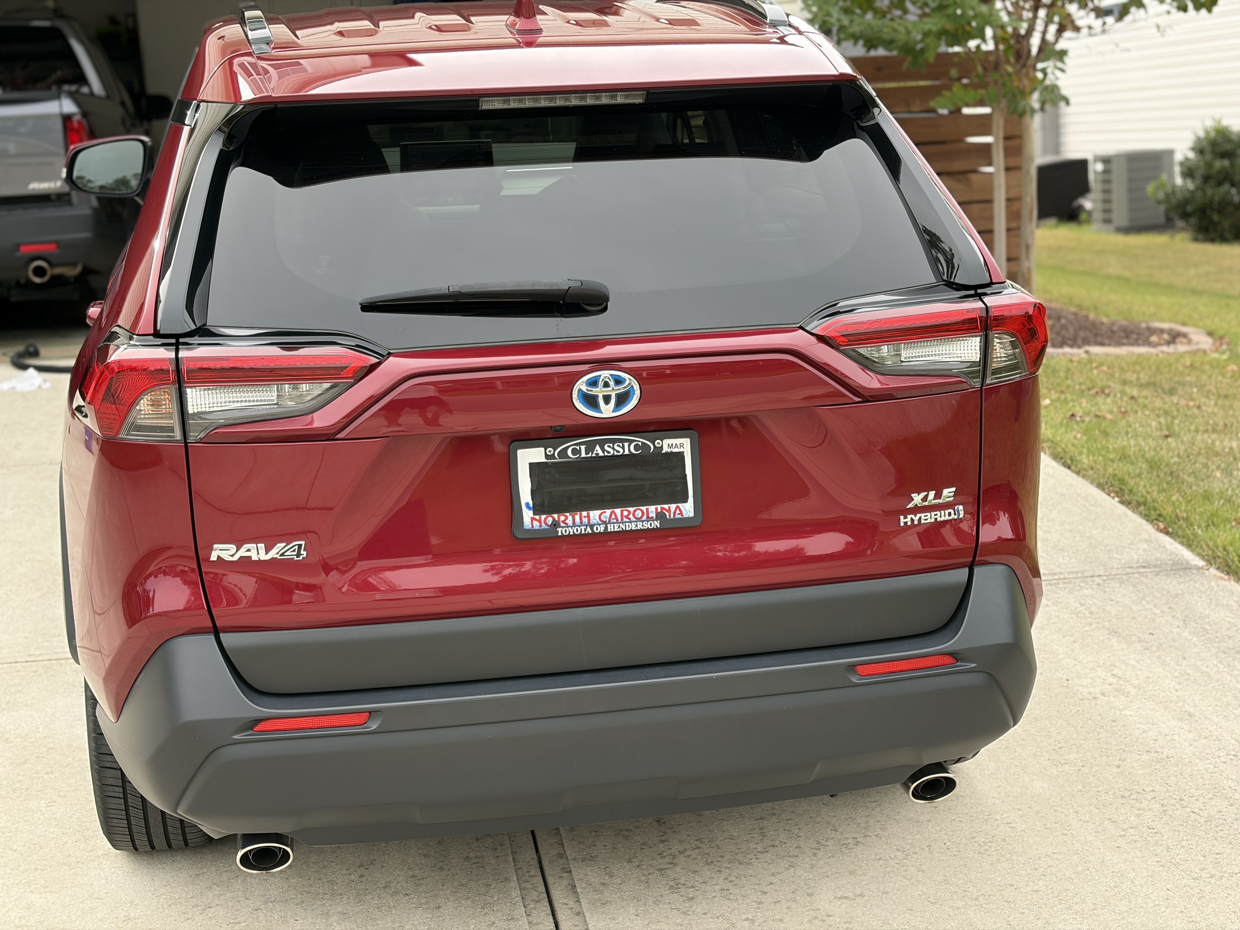 Used 2022 Toyota RAV4 XLE Premium AWD/4WD image 5