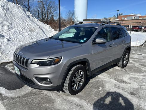 Used 2019 Jeep Cherokee Latitude Plus w/ Comfort/Convenience Group image 11