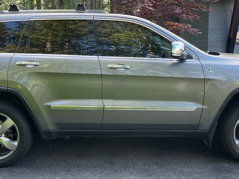 Used 2012 Jeep Grand Cherokee Overland AWD/4WD image 10