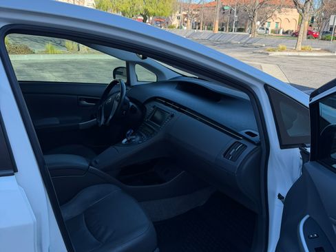 Used 2011 Toyota Prius Four w/ Solar Roof Pkg image 8