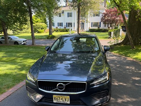 Used 2020 Volvo S60 T5 Momentum FWD image 2