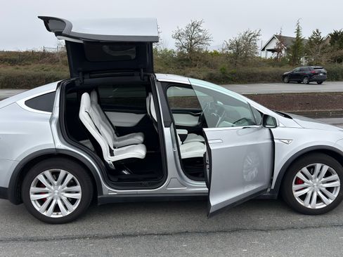 Used 2016 Tesla Model X Performance image 10